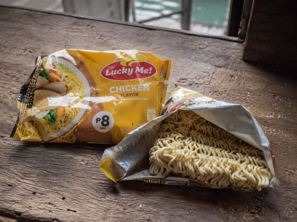 Lucky Me instant noodles, Mindoro fishing families, daily meal, culinary poverty, Philippines